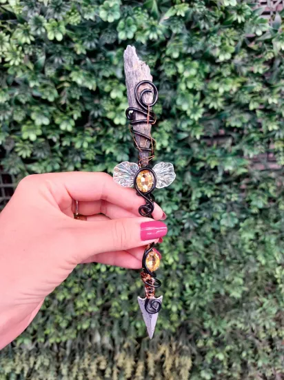 Dark Black Kyanit Wand
